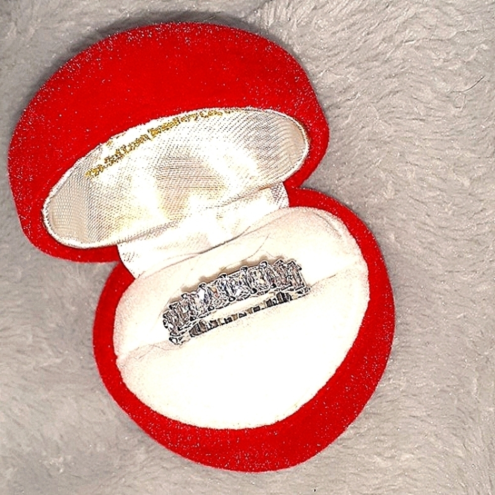 NWT: EXQUISITE  STYLING!!  Sz 6